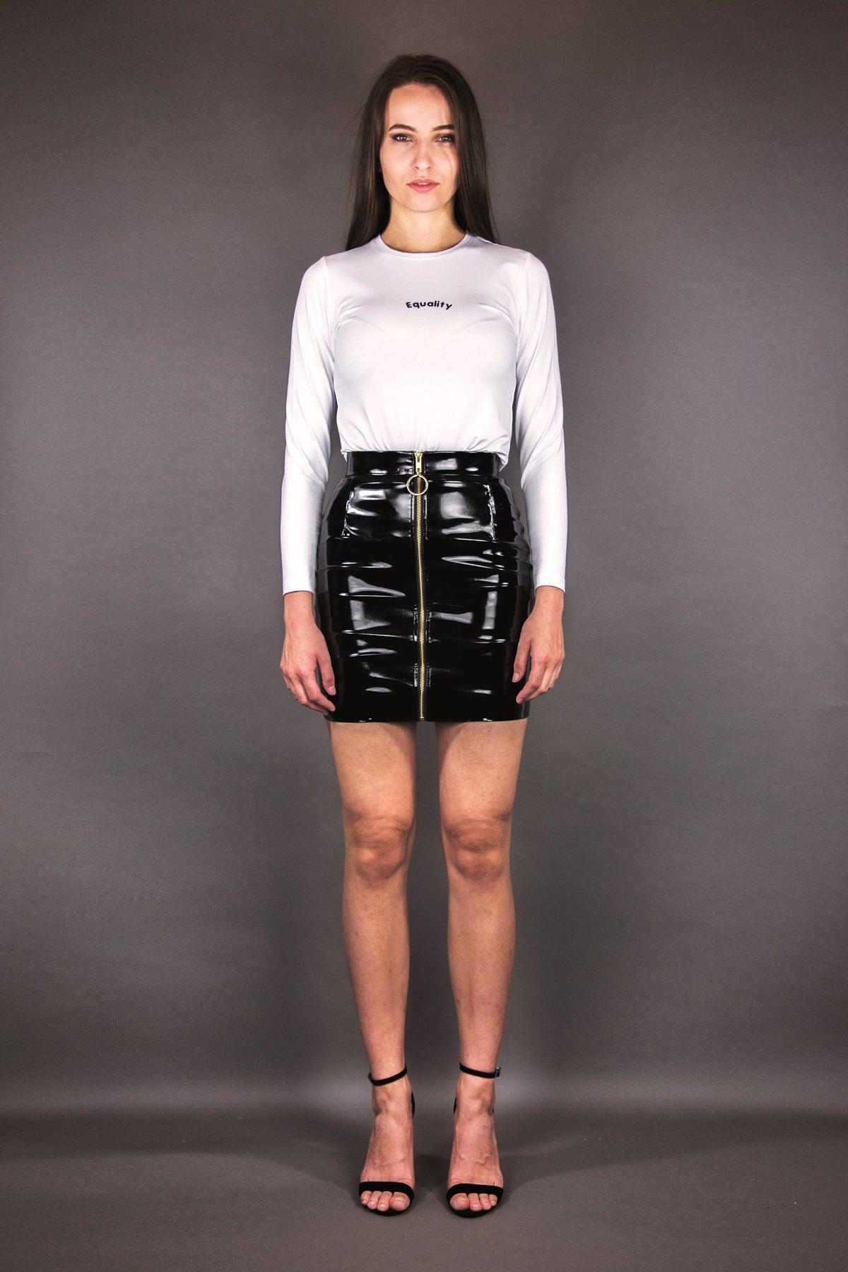 Enganliegender Rock aus veganem Lackleder - Imitat - schwarz - Manuel Essl Design