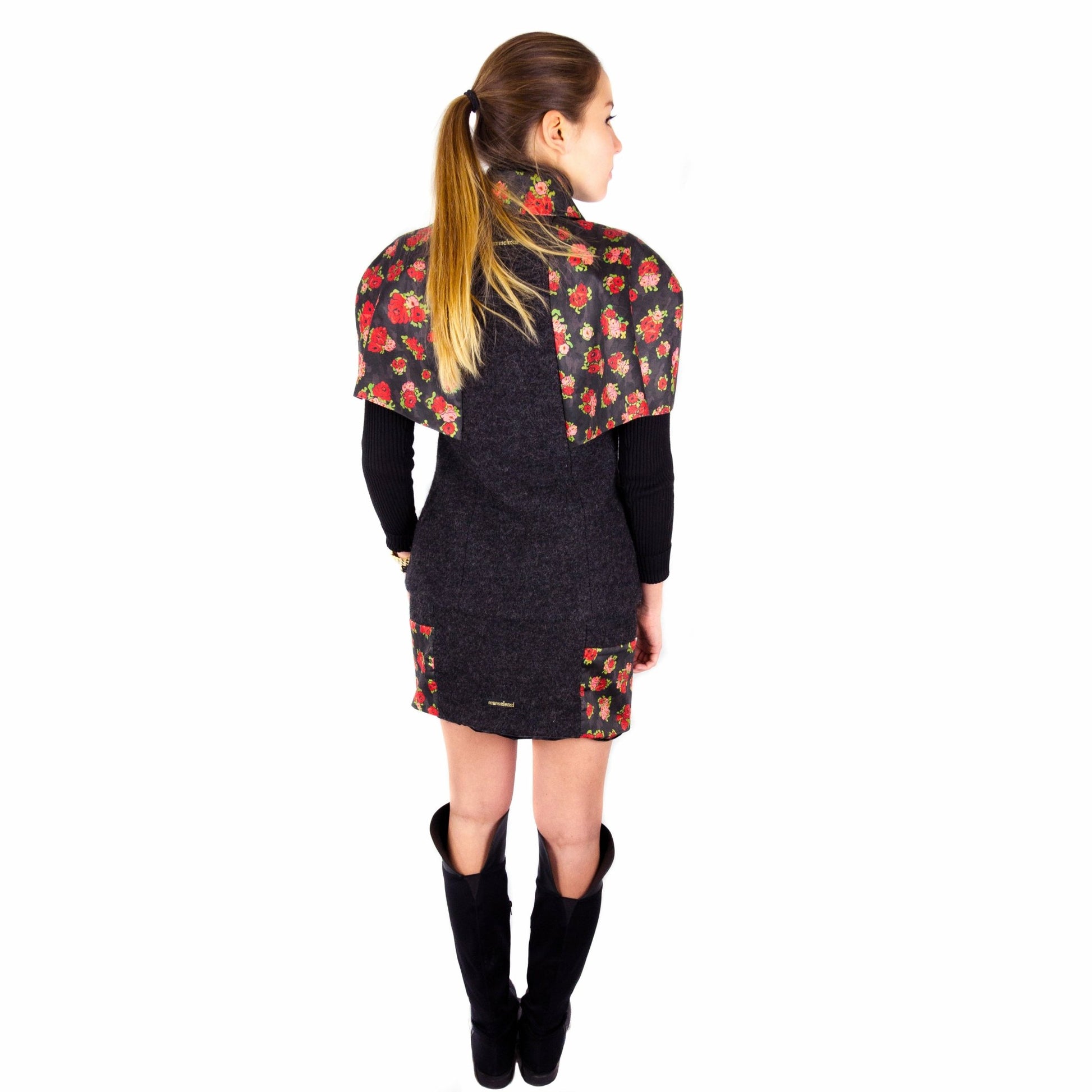Cape mit Flügelärmel aus Loden "ROSES" - schwarz - Manuel Essl Design